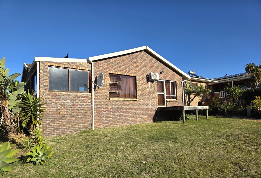 To Let 4 Bedroom Property for Rent in Wavecrest Eastern Cape
